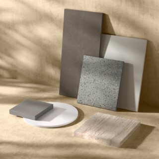 Materiali e finiture: Pietra Acrilica bianca, colorata, venata / Argilla / Palladio