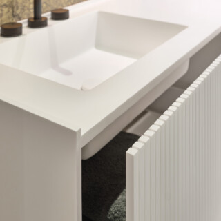 Sintesi C su misura in Pietra Acrilica Bianco / Frontali cassetti cannettati / Lavabo integrato Dieci.19