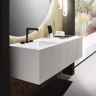 Sintesi C su misura in Pietra Acrilica Bianco / Frontali cassetti cannettati / Lavabo integrato Dieci.19