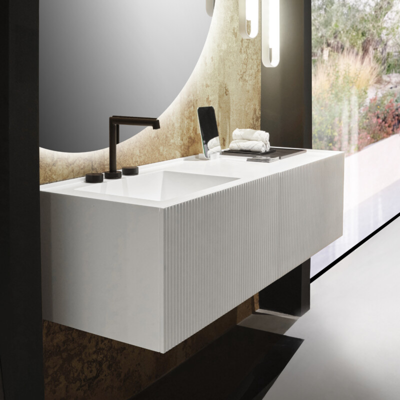 Sintesi C su misura in Pietra Acrilica Bianco / Frontali cassetti cannettati / Lavabo integrato Dieci.19