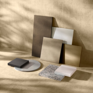 Materiali e finiture: Pietra Acrilica bianca, colorata, effetto Pietra / Verniciature / Metallo liquido / Argilla / Palladio