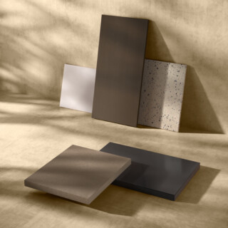Materiali e finiture: Pietra Acrilica bianca / Verniciature / Argilla / Palladio
