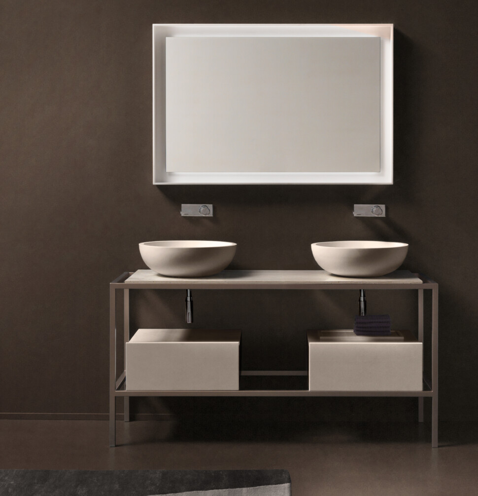 Sintesi X 1505 Manganese / Top Pietra Acrilica Travertino / Cassetti DR 4520 Argilla Polvere / Lavabo Sfera L Argilla Polvere / Specchio Elle SP9