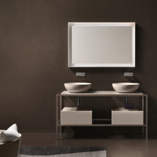 Sintesi X 1505 Manganese / Top Pietra Acrilica Travertino / Cassetti DR 4520 Argilla Polvere / Lavabo Sfera L Argilla Polvere / Specchio Elle SP9 / Vasca Sfera V small con cuscino