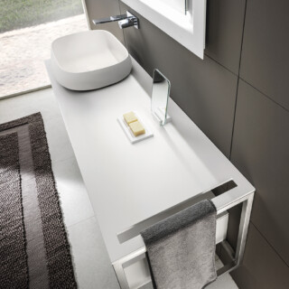 Sintesi 1505 Acciaio Inox / Top in Pietra Acrilica Bianco con fresata porta asciugamani / Cassetti DR 4520 Argilla Grigio chiaro / Lavabo Melt Light Argilla Grigio chiaro / Specchio Conca SP 25