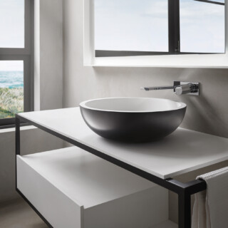 Sintesi 1505 Piombo / Top in Pietra Acrilica Bianco / Cassetto DR9020 in Pietra Acrilica Bianco / Lavabo Sfera L Piombo / Specchio Elle SP 9