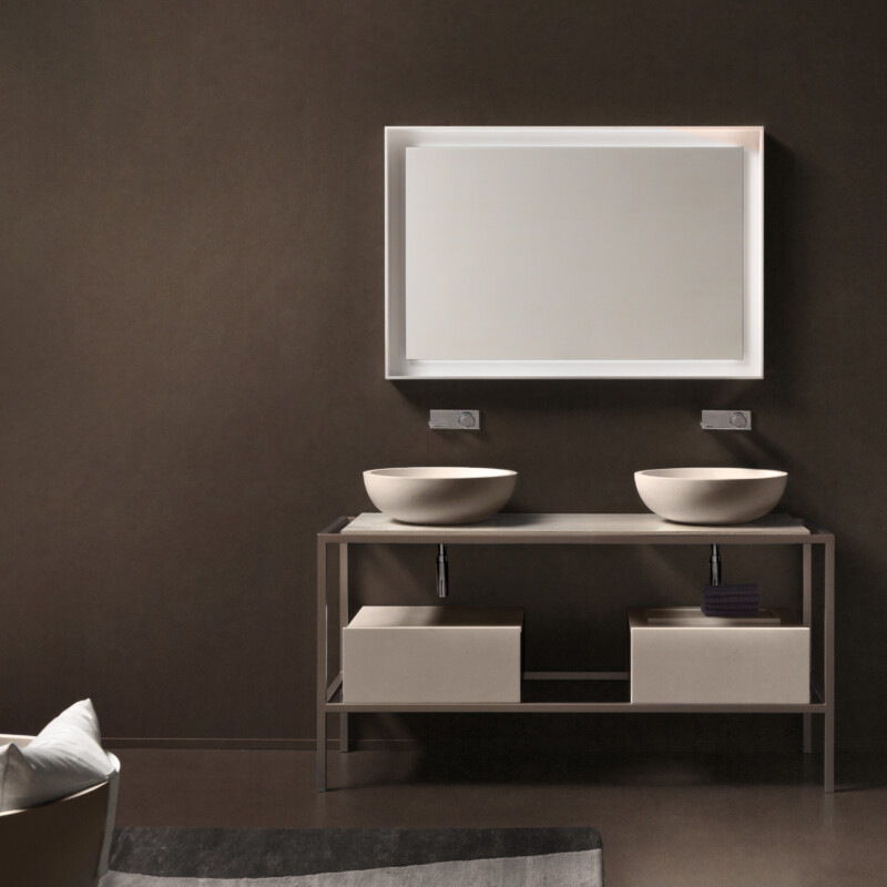 Sintesi X 1505 Manganese / Top Pietra Acrilica Travertino / Cassetti DR 4520 Argilla Polvere / Lavabo Sfera L Argilla Polvere / Specchio Elle SP9 / Vasca Sfera V small con cuscino