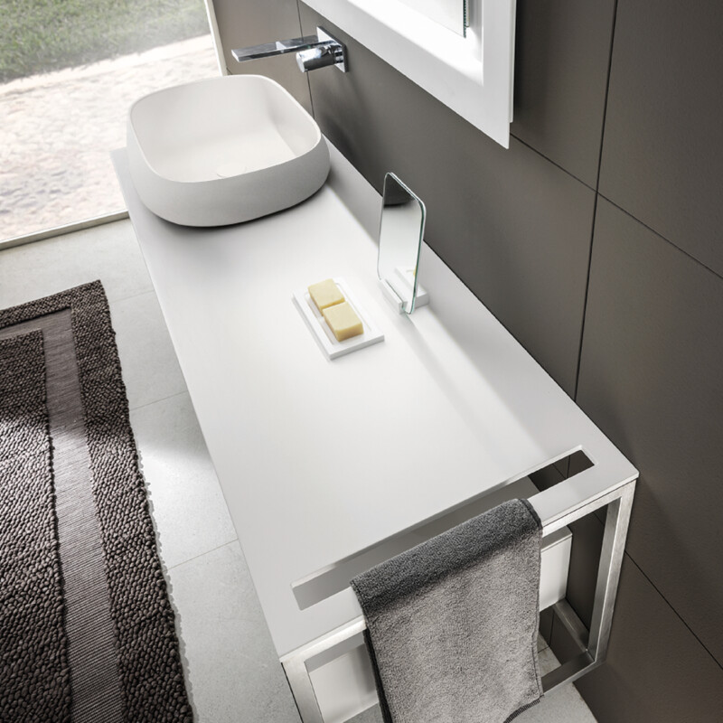 Sintesi 1505 Acciaio Inox / Top in Pietra Acrilica Bianco con fresata porta asciugamani / Cassetti DR 4520 Argilla Grigio chiaro / Lavabo Melt Light Argilla Grigio chiaro / Specchio Conca SP 25